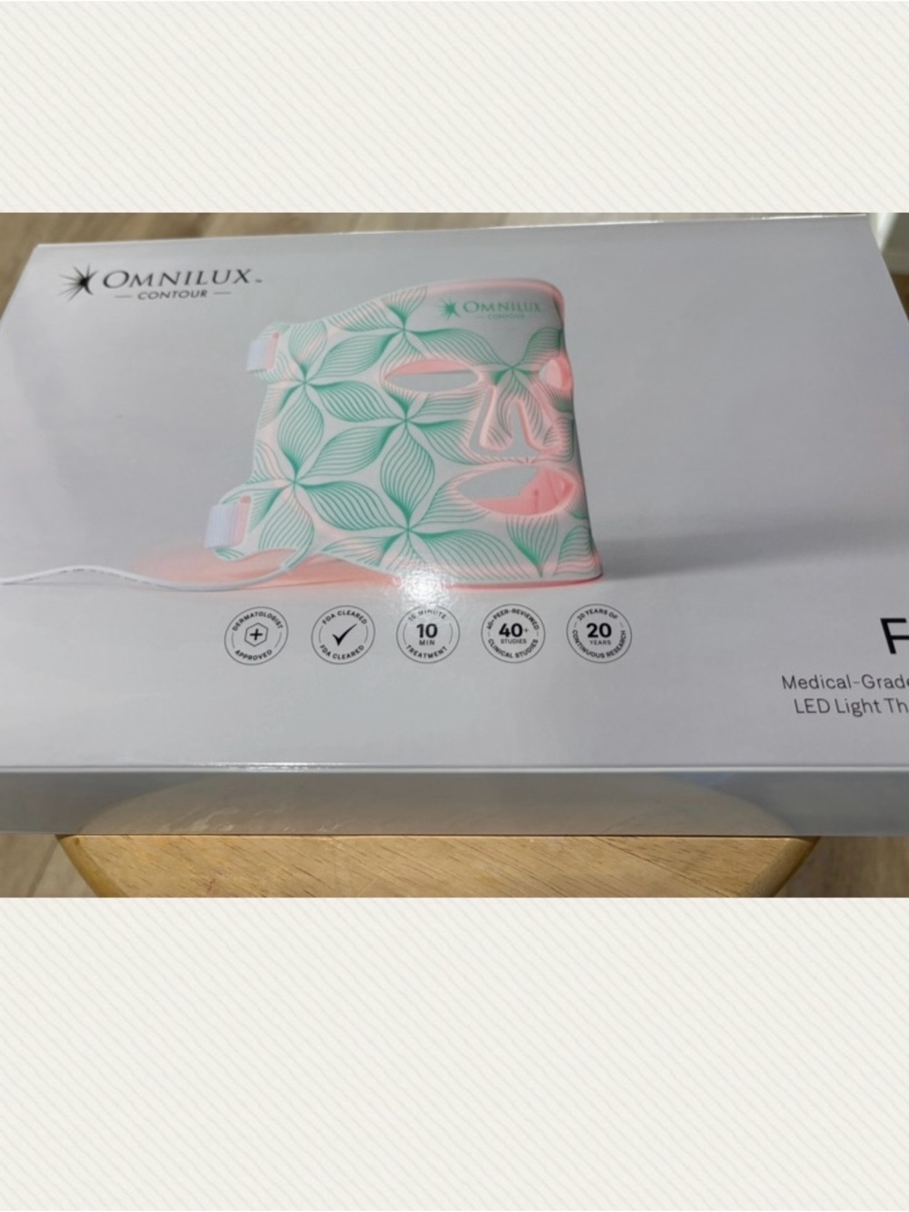 Contour LED Light Therapy Mask in Mint